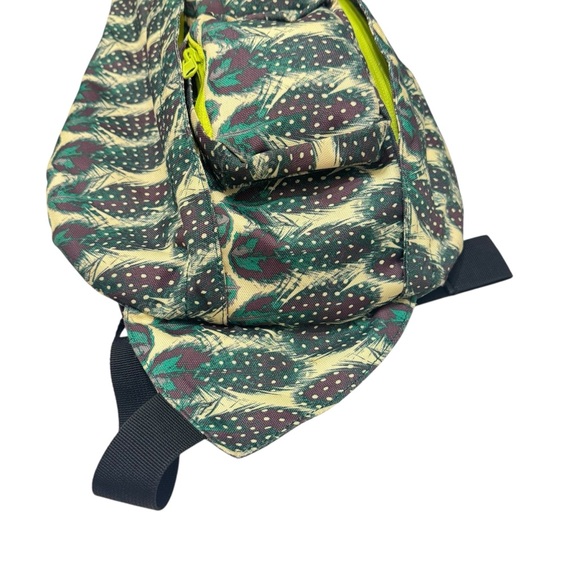 KAVU Original Rope Bag Sling Pack Adjustable Shoulder Strap in feather print - Picture 6 of 9
